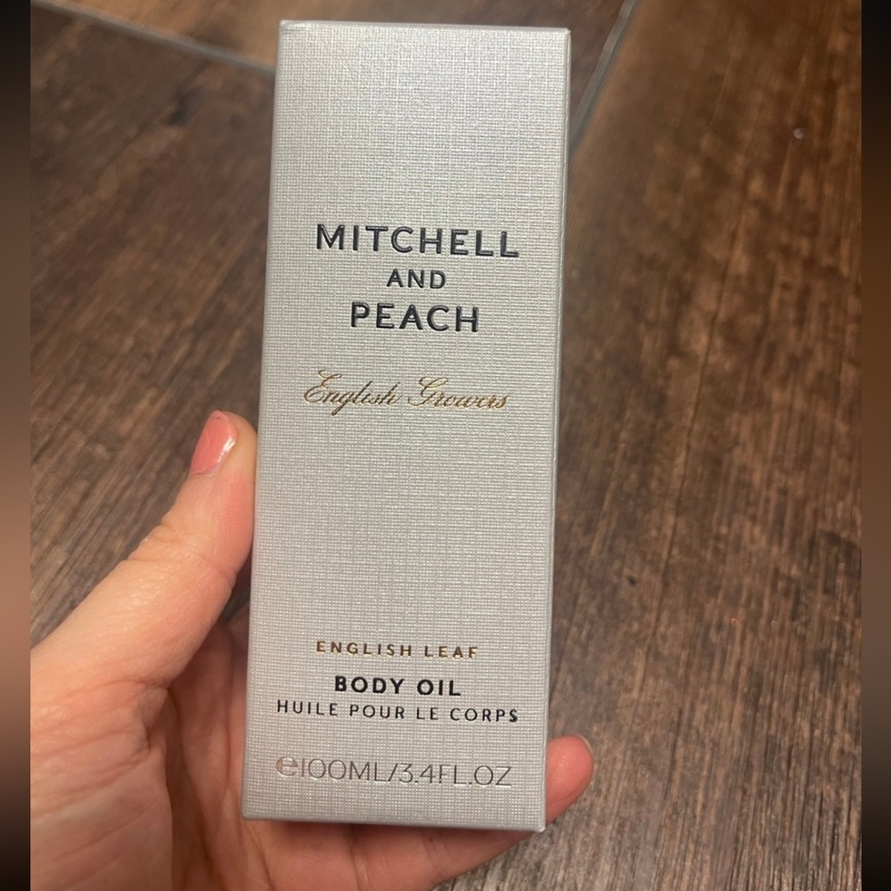 Mitchell and Peach English leaf body oil